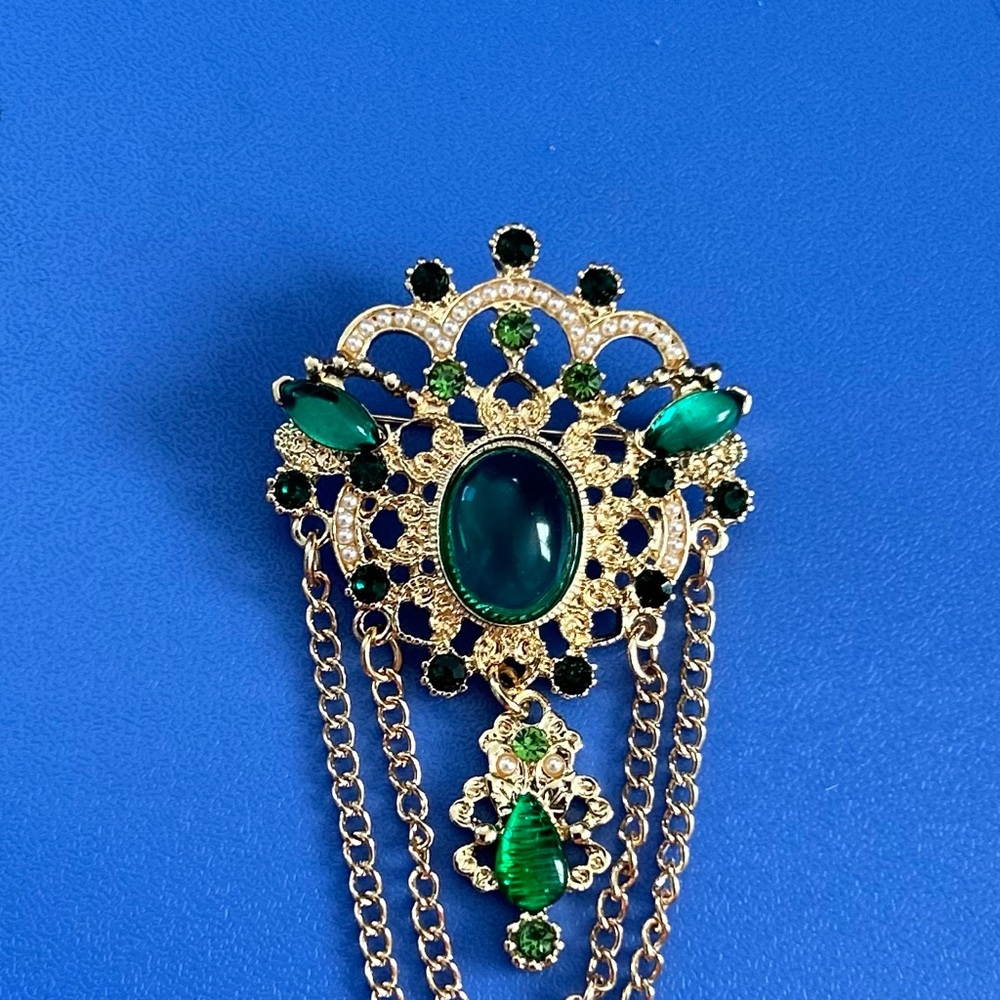 Regal Green and Gold Brooch with Intricate Design